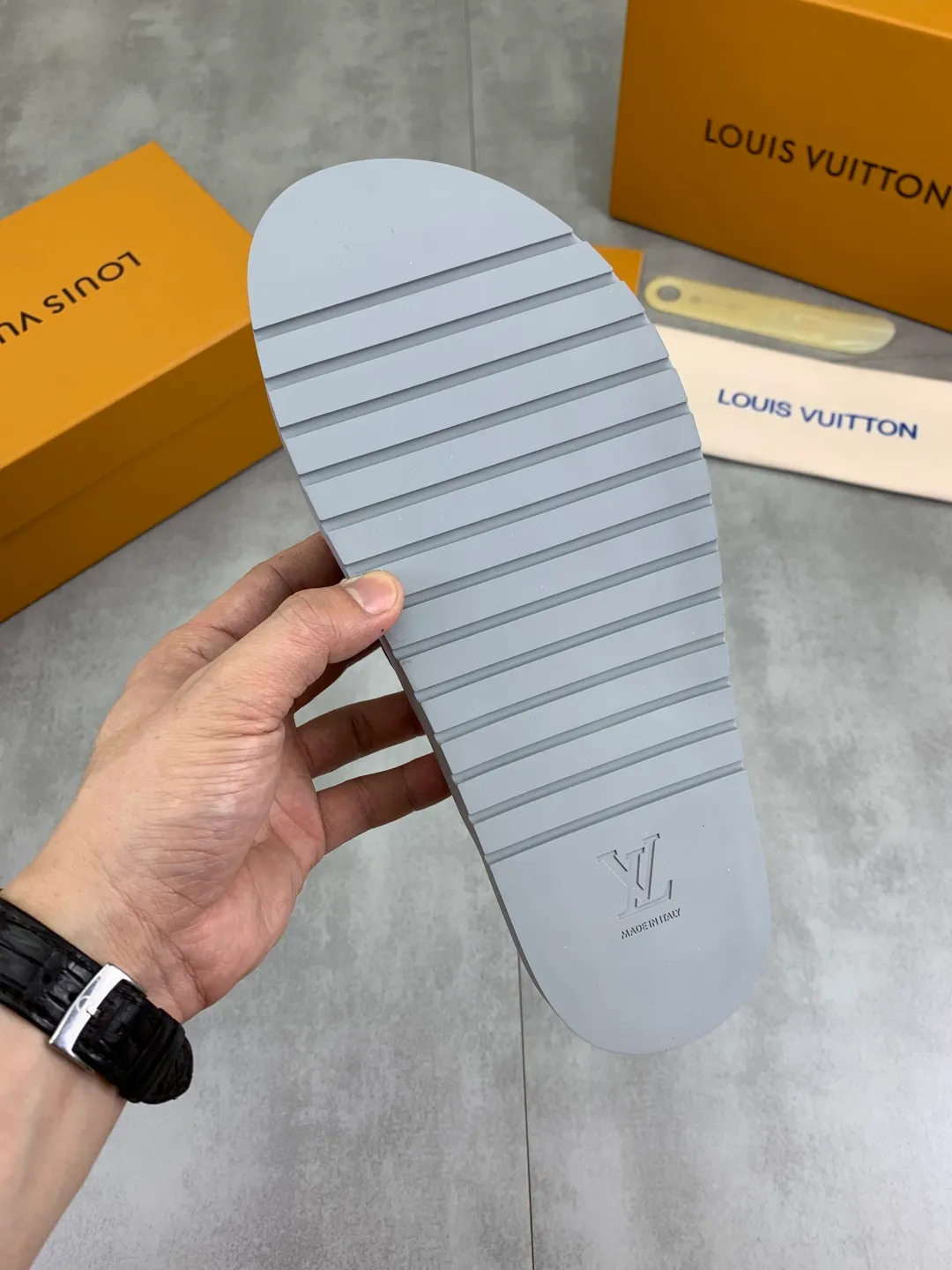 Men's shoes 💰P320💰【New style】🆘 Original quality 【LOUIS VUITTON】The popular Louis Vuitton LV men's slippers on the official website are on sale simultaneously! Original fabric imported from Italy, original factory special supply, code number: 38-44 (45 customized), many colors available